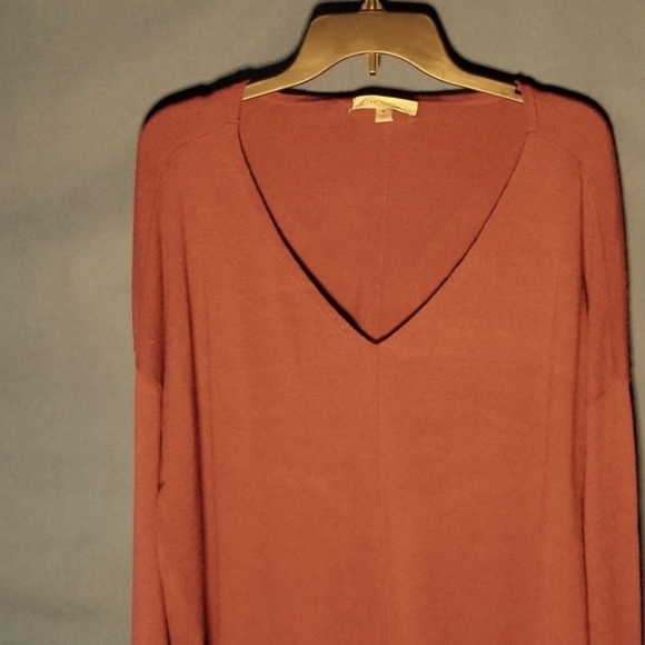 12 Thompson Women's V-Neck Sweater In Vibrant Cherry Pie Color - Picture 3 of 9
